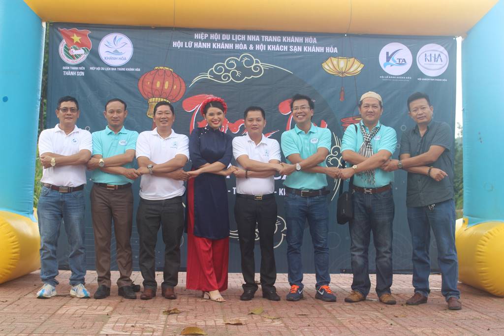 Trao tặng 500 phần quà tết Trung thu  tới các trẻ em vùng cao huyện Khánh Sơn