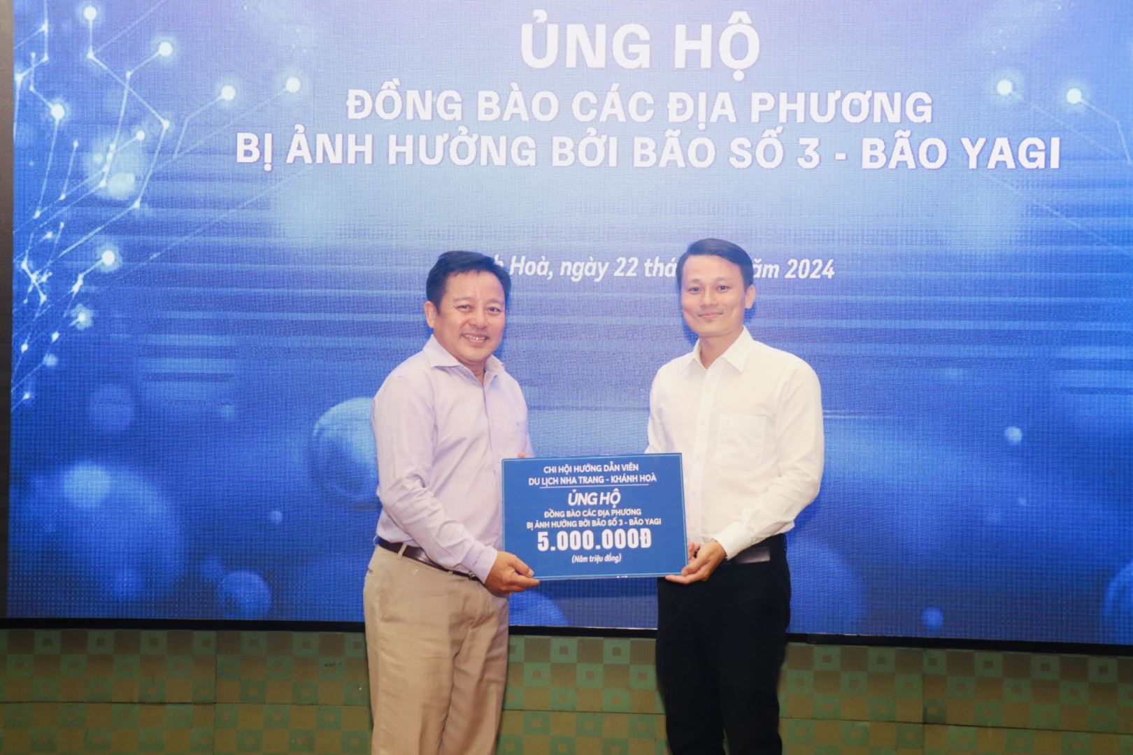 Ông Lê Kim Nhựt đại diện Ban chấp hành trao ủng hộ bão lụt.